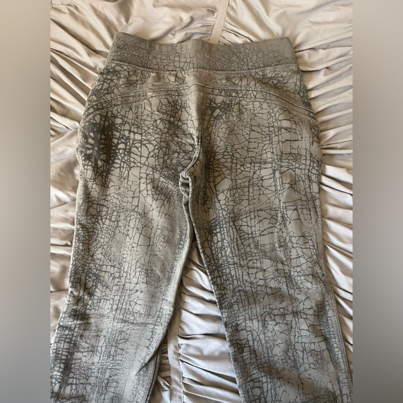 Lululemon Women’s Crackle Pattern Joggers - Picture 4 of 5